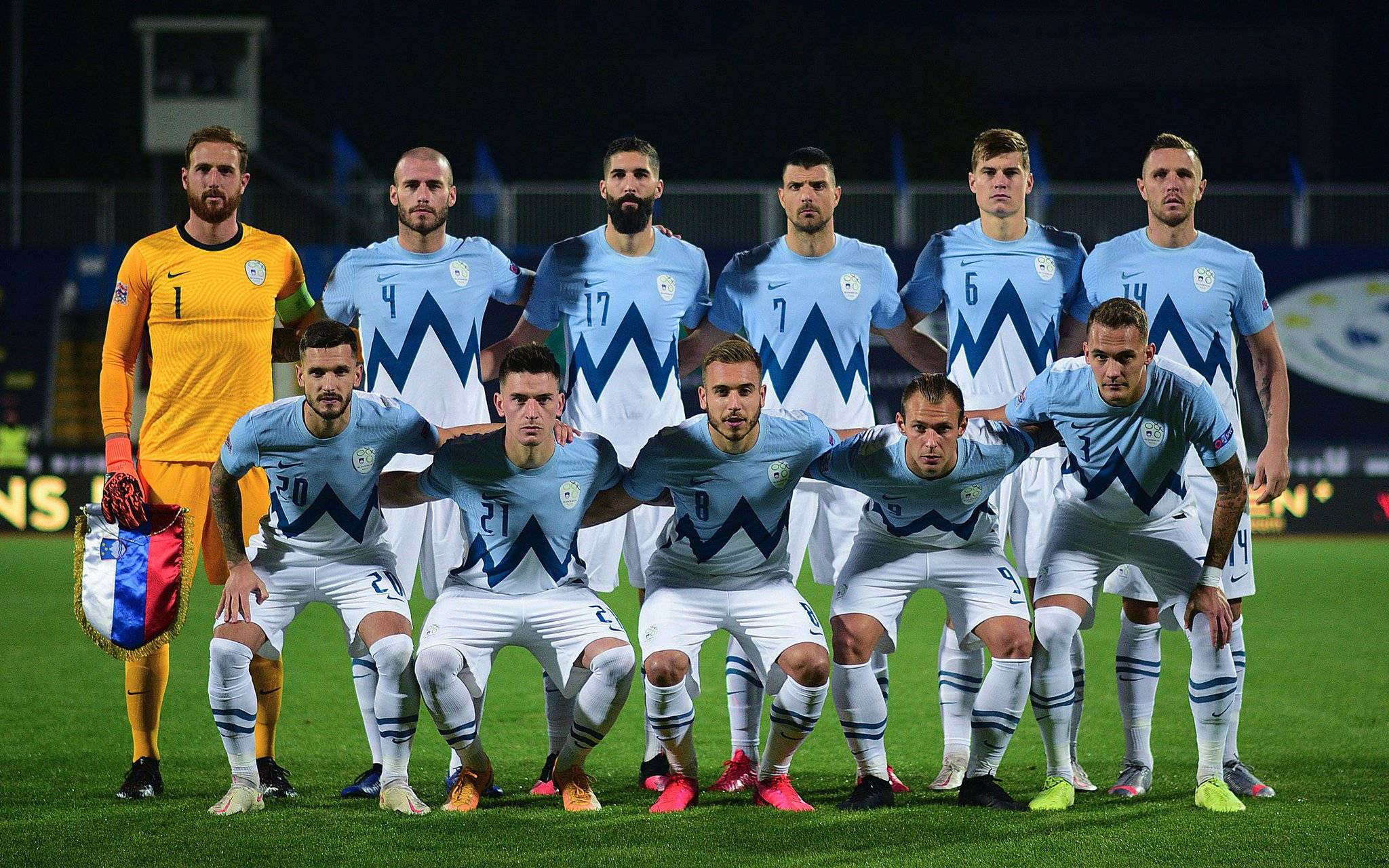 包含罗马尼亚连败两场，小组出线前景堪忧的词条