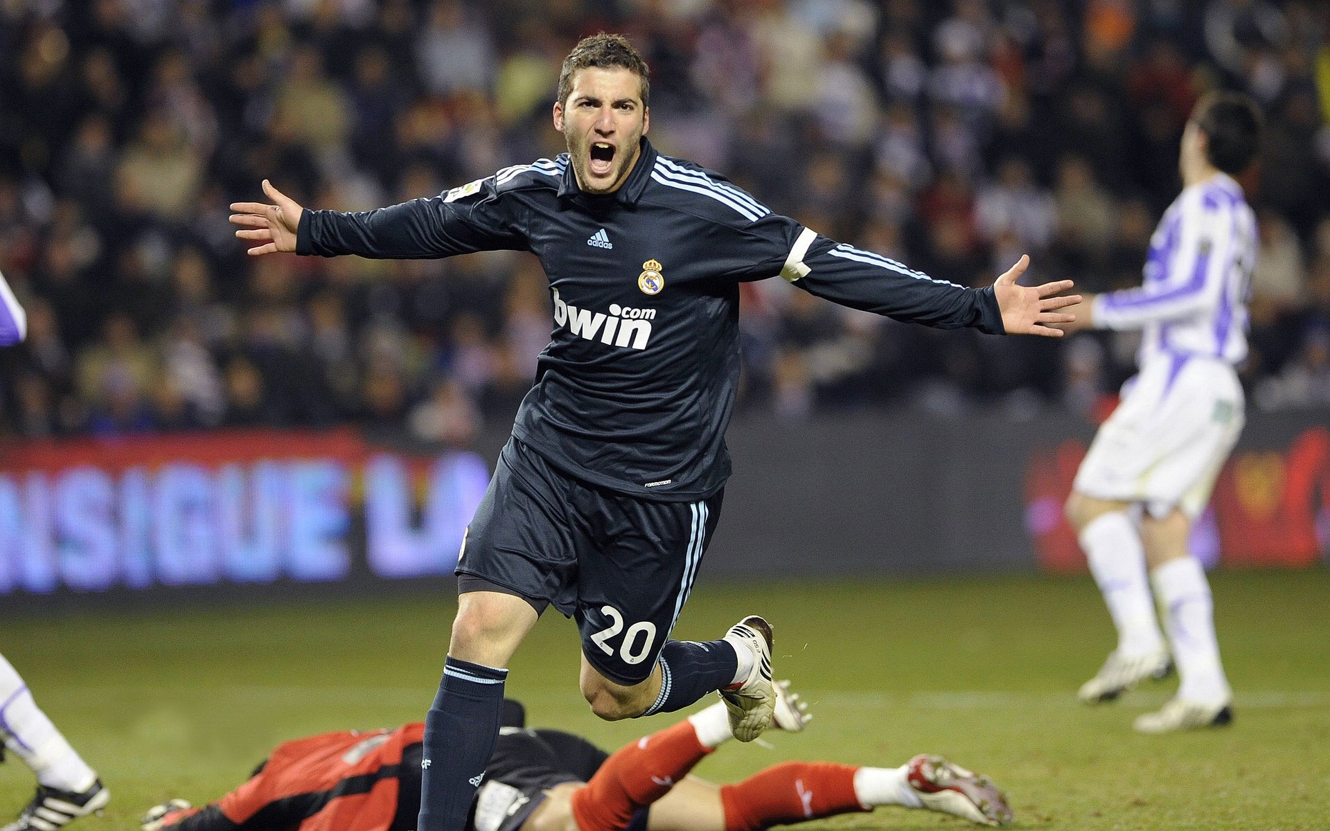 C罗与90激战皇家马德里分钟,领先优势明显胜负难料!,阿扎伦卡焦点对战比赛高潮迭起